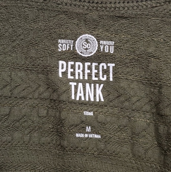 Woven Fitted Tank Top - Picture 3 of 3